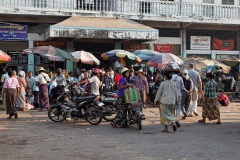 Transport en utilisant un bus local, 4h de trajet, rustique.
