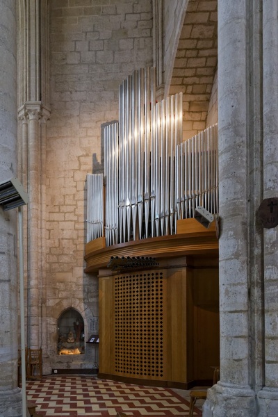 En collaboration avec un facteur d’orgues, un acousticien et les Bâtiments de France, ce buffet d’orgue a été conçu pour s’insérer dans la simplicité des lignes de l’édifice, dans l’élan des colonnes et les départs des voûtes et des croisées. La structure contemporaine, en chêne, a été construite à la Manufacture Vosgienne des Grandes Orgues. Ses 1 000 tuyaux en alliage d’étain et de plomb viennent des Pays-Bas