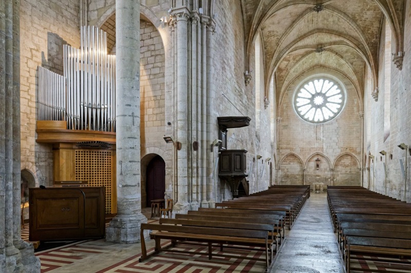 Son histoire commence avec la fondation en 1152 d’une abbaye de moniales bénédictines par la reine Adélaïde de Savoie. En 1220, l’abbaye est dotée d’une nouvelle église qui comme l’écrit très justement Dominique Vermand « constitue un magnifique témoignage de l’architecture gothique à son apogée ».